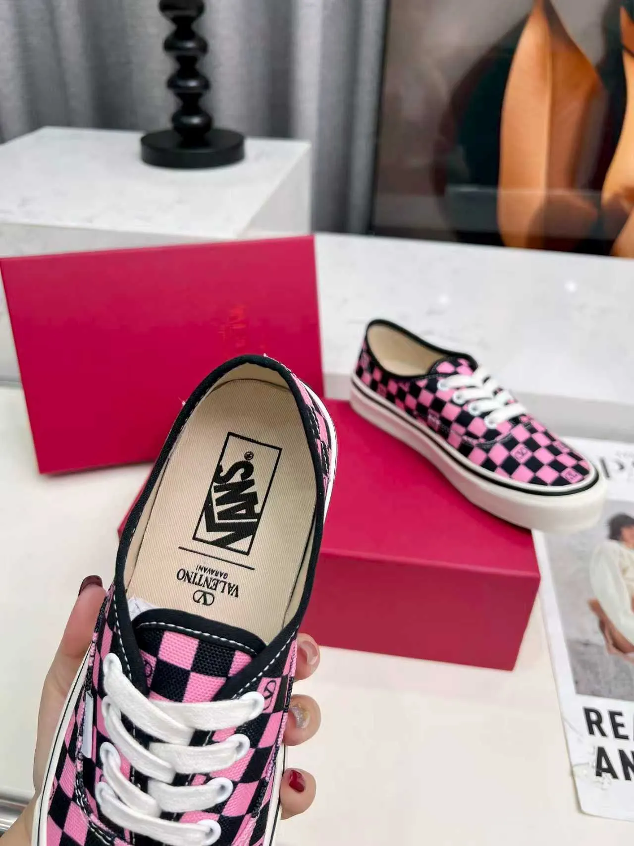 [Valentino Giving classic shoes a personality that spans the ages. Many celebrities - Jolin Tsai. Yang Zi. Liu Wen. Ma Baiquan. Choi Soobin. freen. Song Zuer. JJ Lin. zel. Cecilia Cheung. shark. Xin Yunlai...same style.